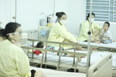 Tại Khoa Nhi của Bệnh viện Bệnh nhiệt đới Trung ương, rất đông bệnh nhi đang điều trị cúm A. (Ảnh: Minh Quyết/TTXVN) 