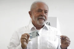 Ứng cử viên Tổng thống Brazil Luiz Inacio Lula da Silva bỏ phiếu trong cuộc bầu cử Tổng thống vòng hai tại điểm bầu cử ở Sao Bernardo do Campo, Sao Paulo, ngày 30/10/2022. (Ảnh: THX/TTXVN)
