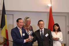 Ban Tổ chức Giải golf Ambassador’s Cup 2022 trao cúp cho một người thắng cuộc. (Ảnh: Hương Giang/TTXVN)