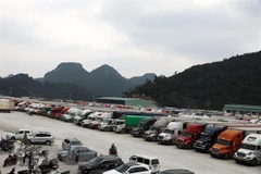 Xe chờ thông quan hàng hóa tại bãi xe cửa khẩu Tân Thanh. (Ảnh: Phạm Hậu/TTXVN) 