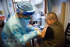 Nhân viên y tế tiêm vaccine ngừa COVID-19 cho người cao tuổi tại Bắc Kinh, Trung Quốc. (Ảnh: THX/TTXVN) 