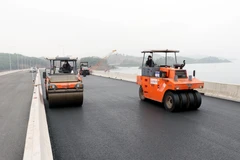 Các nhà thầu thi công đẩy nhanh tiến độ thi công cao tốc Vân Đồn-Móng Cái. (Ảnh: Văn Đức/TTXVN) 