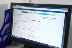 Người vi phạm có thể nộp tiền phạt, đăng ký địa chỉ để nhận lại giấy tờ bị tạm giữ sau khi đã chấp hành xong quyết định xử phạt. (Ảnh: Phạm Kiên/TTXVN)