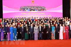 Lãnh đạo Đảng, Nhà Nước cùng các nữ đại biểu Quốc hội khóa XIV. (Ảnh: Trọng Đức/TTXVN) 