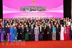 Lãnh đạo Đảng, Nhà Nước cùng các nữ đại biểu Quốc hội khóa XIV. (Ảnh: Trọng Đức/TTXVN) 