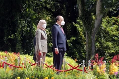 Chủ tịch nước Nguyễn Xuân Phúc và Tổng thống Cộng hòa Singapore Halimah Yacob nghe quân nhạc cử Quốc thiều hai nước. (Ảnh: Thống Nhất/TTXVN) 