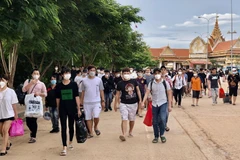 Bàn giao công dân Việt Nam từ Campuchia về nước. (Ảnh: TTXVN phát)