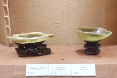 Nhóm hiện vật thủy trì (chậu đựng nước rửa bút) bằng ngọc của giới thư được chạm khắc khéo léo, tinh xảo. (Ảnh: Thu Hương/TTXVN)