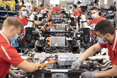 Công nhân làm việc trên dây chuyền lắp ráp xe ôtô của Hãng Porsche ở Stuttgart (Đức), ngày 12/5/2020. (Ảnh: AFP/TTXVN) 