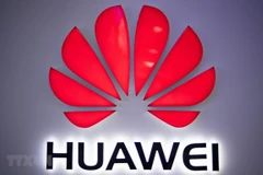 Biểu tượng của Tập đoàn Huawei tại một cửa hàng ở Bắc Kinh, Trung Quốc. (Ảnh: AFP/TTXVN) 