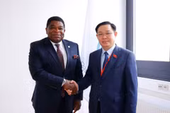 Chủ tịch Quốc hội Vương Đình Huệ và Tổng Thư ký Liên minh Nghị viện thế giới Martin Chungoong. (Ảnh: Doãn Tấn/TTXVN)
