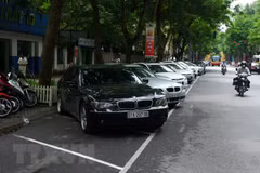 Một điểm trông giữ ôtô trên phố Lý Thường Kiệt, Hà Nội. (Ảnh: Huy Hùng/TTXVN) 