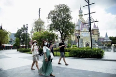 Du khách quốc tế khám phá không gian du lịch đảo ngọc Phú Quốc. (Ảnh: Hồng Đạt/TTXVN)