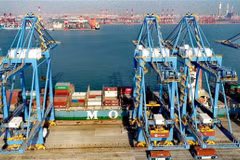 Bốc dỡ hàng hóa tại cảng Thanh Đảo, tỉnh Sơn Đông, Trung Quốc. (Ảnh: THX/TTXVN)