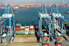 Bốc dỡ hàng hóa tại cảng Thanh Đảo, tỉnh Sơn Đông, Trung Quốc. (Ảnh: THX/TTXVN)