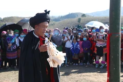 Thầy cúng khấn nguyện, mong các đấng thần linh, siêu nhiên ban cho bản làng mưa thuận gió hòa, mùa màng bội thu, nhà nhà gặp nhiều may mắn, an lành, dồi dào sức khỏe. (Ảnh: Xuân Tiến/TTXVN) 