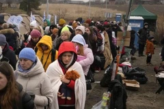 Cận cảnh dòng người tị nạn khổng lồ Ukraine đổ sang nước láng giềng