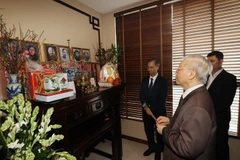 Tổng Bí thư Nguyễn Phú Trọng thắp hương tưởng niệm cố Tổng Bí thư Trường Chinh. (Ảnh: Trí Dũng/TTXVN)