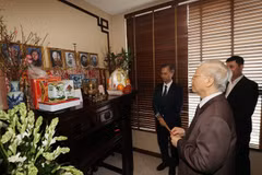 Tổng Bí thư Nguyễn Phú Trọng thắp hương tưởng niệm cố Tổng Bí thư Trường Chinh. (Ảnh: Trí Dũng/TTXVN)