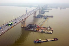 Phần cầu chính vượt sông có chiều dài là 955m. (Ảnh: Huy Hùng/TTXVN) 