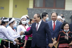 Chủ tịch nước Nguyễn Xuân Phúc với các đại biểu dân tộc thiểu số tại Ngày hội Sắc Xuân trên mọi miền Tổ quốc năm 2022. (Ảnh: Thống Nhất/TTXVN) 