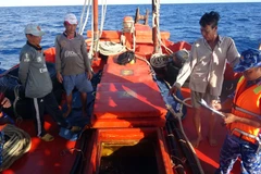 Lực lượng chức năng kiểm tra, lập biên bản tàu TG 93798 chở dầu DO trái phép. (Ảnh: TTXVN phát)