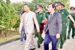 Lãnh đạo tỉnh Thừa Thiên-Huế chuyển hài cốt các liệt sỹ an táng tại Nghĩa trang Liệt sỹ Thành phố Huế. (Ảnh: TTXVN phát)