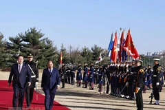 Chủ tịch nước Nguyễn Xuân Phúc và Tổng thống Hàn Quốc Yoon Suk-yeol duyệt đội danh dự. (Ảnh: Thống Nhất/TTXVN)