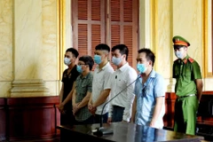 Các bị cáo nghe tuyên án. (Ảnh: TTXVN phát)