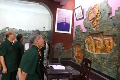 Các cựu chiến binh tham quan hiện vật trưng bày trong Bảo tàng Thành cổ Quảng Trị. (Ảnh: Nguyên Lý/TTXVN) 
