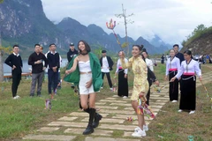 Các thí sinh của cuộc thi Hoa hậu Du lịch Thế giới 2022 trải nghiệm trò chơi tung còn. (Ảnh: Quang Quyết/TTXVN) 