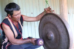 Nghệ nhân làng Mrông Yố 1, xã Ia Ka, huyện Chư Păh (Gia Lai) chỉnh chiêng. (Ảnh: Hồng Điệp/TTXVN)