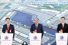 Chủ tịch nước Nguyễn Xuân Phúc, Thường trực Ban Bí thư Võ Văn Thưởng cùng các đại biểu thực hiện nghi thức khởi công dự án. (Ảnh: Thống Nhất/TTXVN) 