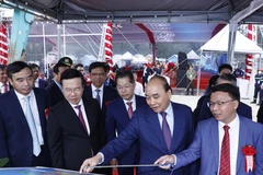 Chủ tịch nước Nguyễn Xuân Phúc và Thường trực Ban Bí thư Võ Văn Thưởng nghe giới thiệu về tổng thể dự án. (Ảnh: Thống Nhất/TTXVN)