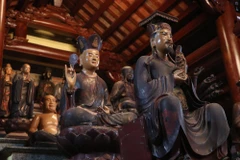 Những bức tượng cổ trong chùa Đồng Niên có tuổi đời hàng trăm năm có giá trị về nhiều mặt như văn hóa, lịch sử, nghệ thuật điêu khắc. (Ảnh: Mạnh Minh/TTXVN)