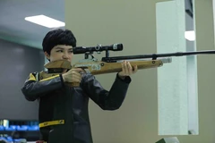 Vận động viên Đặng Hồng Hà tập luyện nội dung súng trường hơi. (Ảnh: Vũ Sinh/TTXVN)