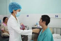 Bác sỹ thăm khám cho bệnh nhân bị hoại tử thượng bì nhiễm độc. (Ảnh: TTXVN phát)