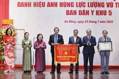 Chủ tịch nước Nguyễn Xuân Phúc trao tặng Danh hiệu Anh hùng Lực lượng vũ trang nhân dân cho Ban Dân Y Khu 5. (Ảnh: Thống Nhất/TTXVN)