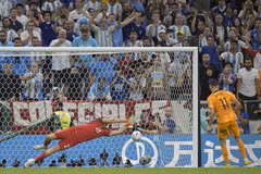 Steven Berghuis (số 11) của Hà Lan đá về bên phải, thủ thành Argentina Martinez lại đoán đúng hướng bóng và cản phá thành công quả sút penalty thứ hai. (Ảnh: AFP/TTXVN)