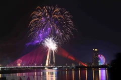 Bắn pháo hoa tại cầu Nguyễn Văn Trỗi (Đà Nẵng). (Ảnh: Trần Lê Lâm/TTXVN) 