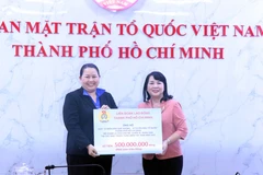 Bà Trần Kim Yến, Chủ tịch Ủy ban Mặt trận Tổ quốc Việt Nam Thành phố Hồ Chí Minh, Chủ tịch Hội đồng Quản lý Quỹ Vì biển đảo quê hương-Vì tuyến đầu Tổ quốc Thành phố Hồ Chí Minh (bên phải) tiếp nhận tượng trưng số tiền 500 triệu đồng từ đại diện Liên đoàn 