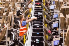 Một công nhân sắp xếp các hộp chứa đơn hàng tại một trung tâm của Amazon tại Italy. (Nguồn: ft.com) 