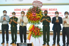 Trưởng Ban Tuyên giáo Trung ương Nguyễn Trọng Nghĩa thăm y bác sỹ tại Bệnh viện Quân Y 175. (Ảnh: Thu Hương/TTXVN)