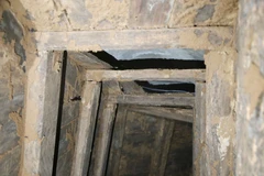 Hệ thống gỗ lim ở các cửa hầm đã mục nát, xuống cấp nghiêm trọng. (Ảnh: Thanh Thủy/TTXVN)