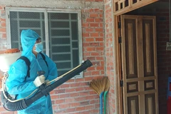 Phun thuốc diệt muỗi phòng sốt xuất huyết. (Ảnh: Huỳnh Phúc Hậu/TTXVN)