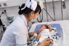 Các bác sỹ Bệnh viện Nhi đồng 2 điều trị tích cực cho bệnh nhi mắc bệnh lý hô hấp. (Ảnh: Đinh Hằng/TTXVN)