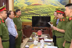 Cơ quan Công an tỉnh Thanh Hóa thi hành lệnh bắt tạm giam đối với ông Cầm Bá Xuân, nguyên Chủ tịch UBND huyện Thường Xuân. (Nguồn: conganthanhhoa.gov.vn)