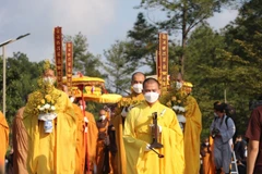 Lễ thiên quan rước kim quan của Thiền sư Thích Nhất Hạnh đến địa điểm trà tỳ. (Ảnh: Mai Trang/TTXVN)