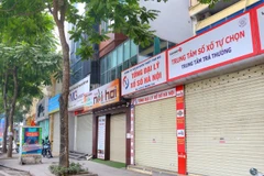 Nhiều cửa hàng kinh doanh không thiết yếu trên phố Lê Trọng Tấn (quận Thanh Xuân) tạm ngừng kinh doanh. (Ảnh: Tuấn Đức/TTXVN) 
