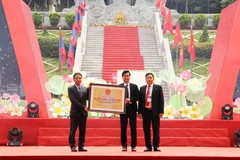 Đại diện lãnh đạo Bộ Văn hóa, Thể thao và Du lịch trao Bằng xếp hạng di tích Quốc gia đặc biệt Khu di tích lịch sử cách mạng Việt Nam-Lào cho đại diện tỉnh Sơn La. (Ảnh: Nguyễn Cường/TTXVN)